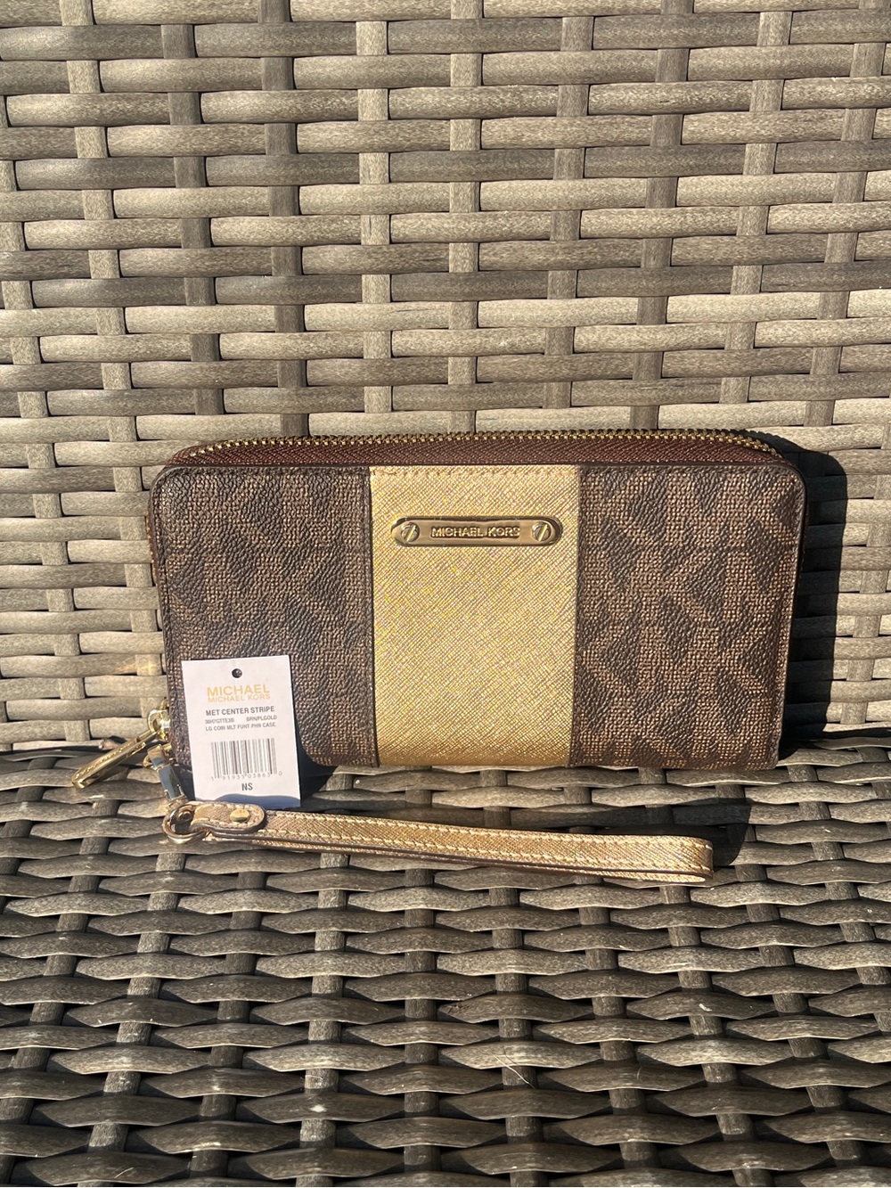 Michael Kors Brown Gold
Glitter Monogram Wristlet Wallet With Zip Closure NWT